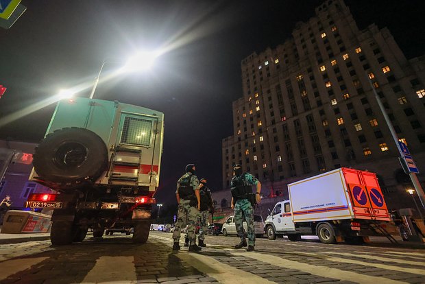Сотрудники спецслужб на месте взрыва в летнем кафе на Кудринской площади. Москва, 1 августа 2026 года