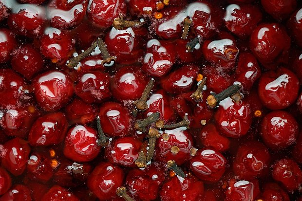 Пряный вишневый компот с корицей и гвоздикой
