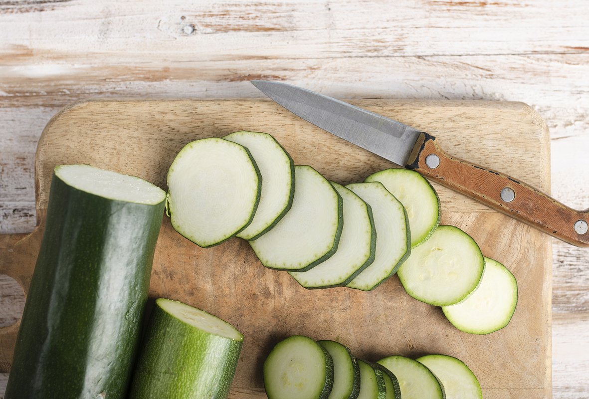 Кабачок впитывает ароматы и вкусы соседствующих ингредиентов