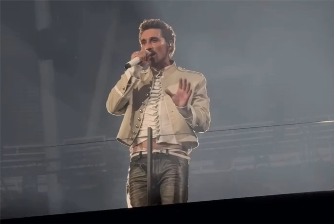 Fan Finds Silver Lining in Dima Bilan's Concert Look