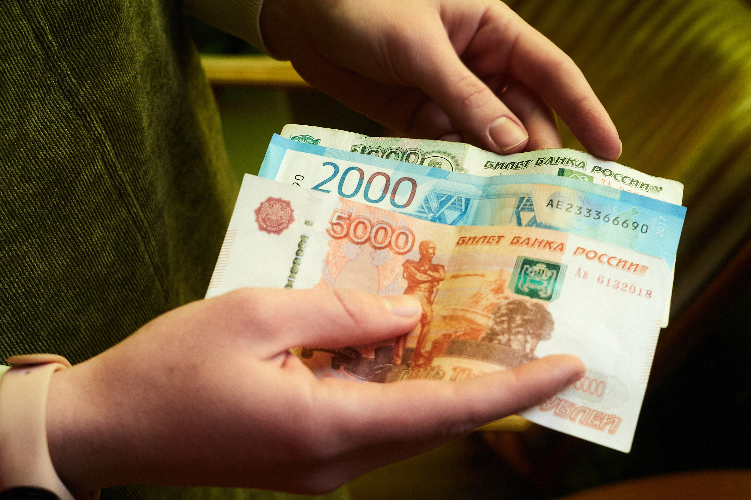 Russian Cash Demand Hits Peak as Circulation Jumps