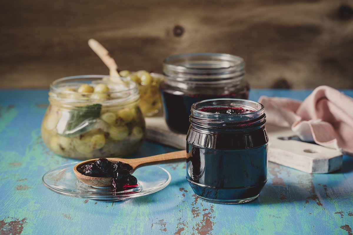Варенье из черники и крыжовника получается кисло-сладким