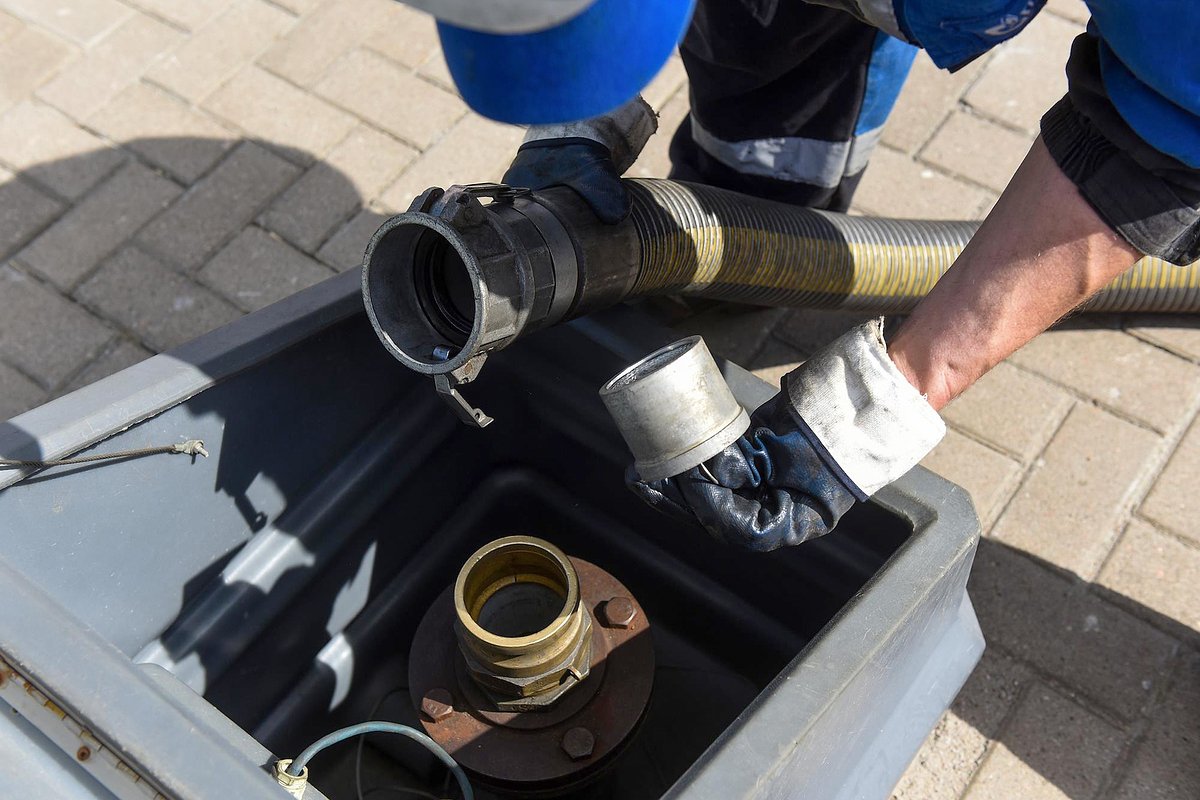Автозаправочная станция (АЗС) «Татнефть». Жанровая фотография.