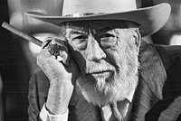 Без Джона Хьюстона немыслима история кино. Режиссер «Мальтийского сокола» без тормозов любил, пил и дрался. Как он стал легендой?
