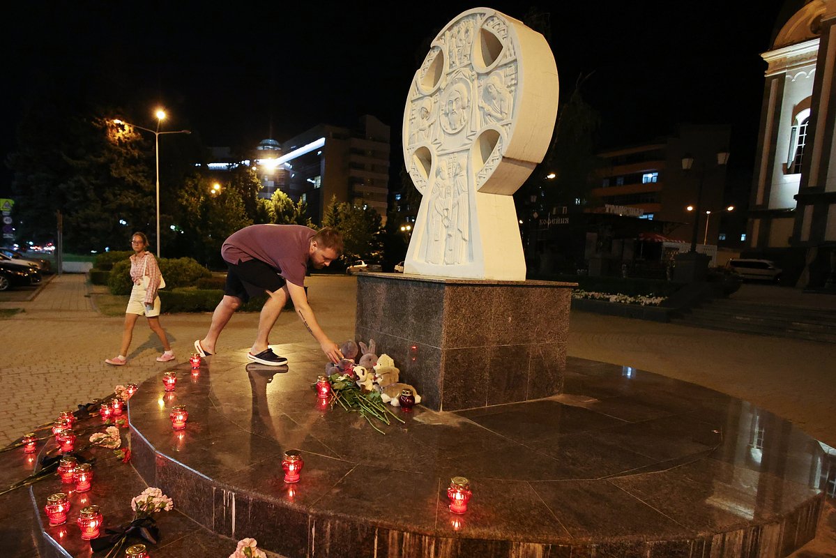 Стихийный мемориал у собора Александра Невского в Краснодаре в память о погибших в результате атаки на Геленджик