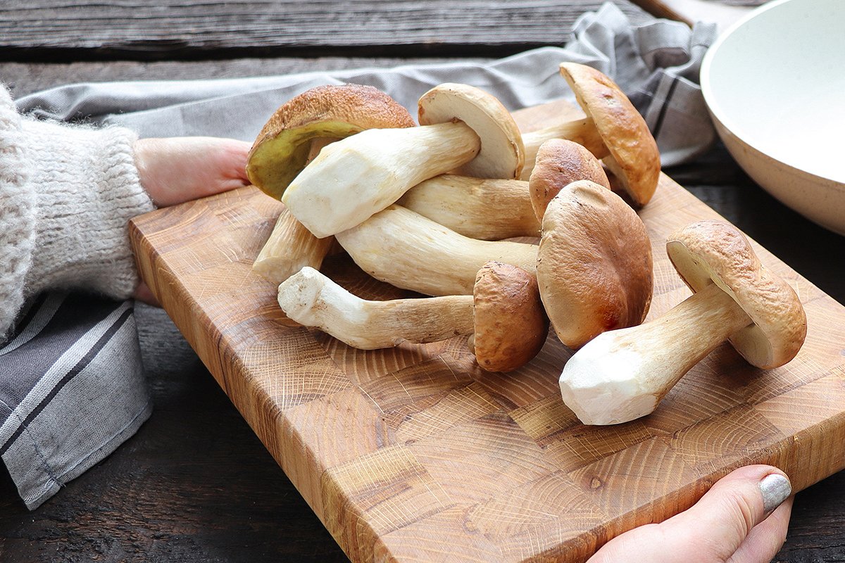 For pickling, it is best to choose young, firm mushrooms with a dense cap. Photo: vaivirga / Shutterstock / Fotodom