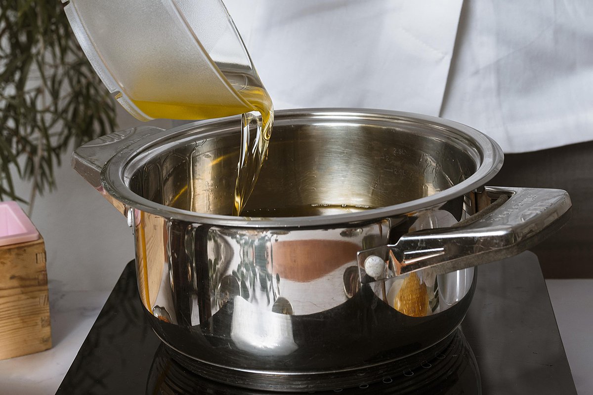 It is best to choose non-iodized rock salt for marinade. Photo: Magnific / Designed by Magnific