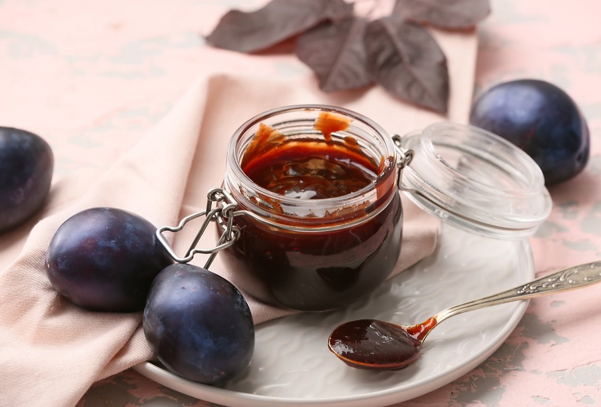Plums are high in fiber, which gently stimulates digestion. Photo: Pixel-Shot / Shutterstock / Fotodom