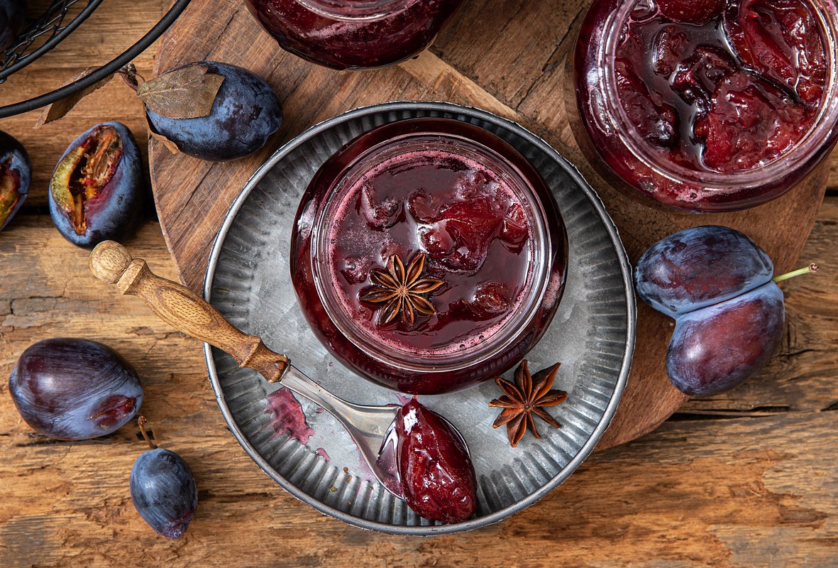 Plum jam can be made in the oven. Spiced plum jam baked in the oven. Photo: Viktoria Hodos / Shutterstock / Fotodom