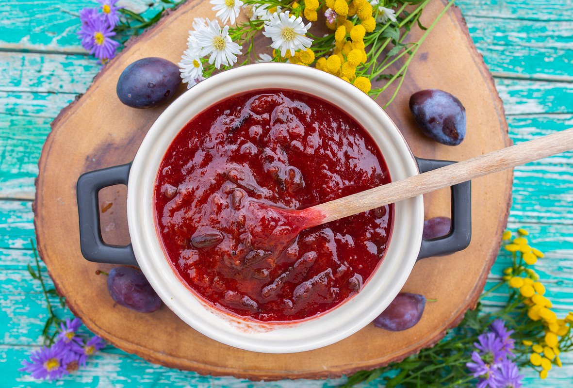 Plum jam with orange and lemon. Photo: iMarzi / Shutterstock / Fotodom
