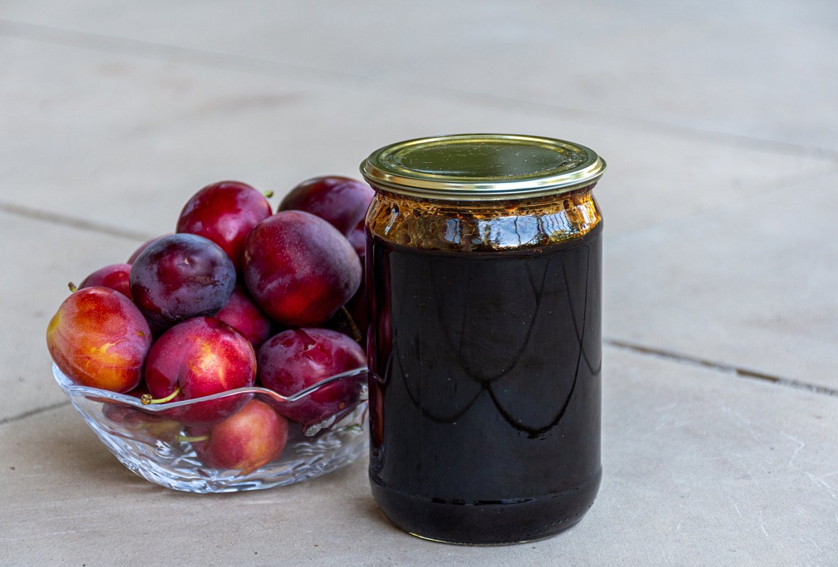 Plum jam with chocolate and cognac. Photo: Ludmila Talmazan / Shutterstock / Fotodom