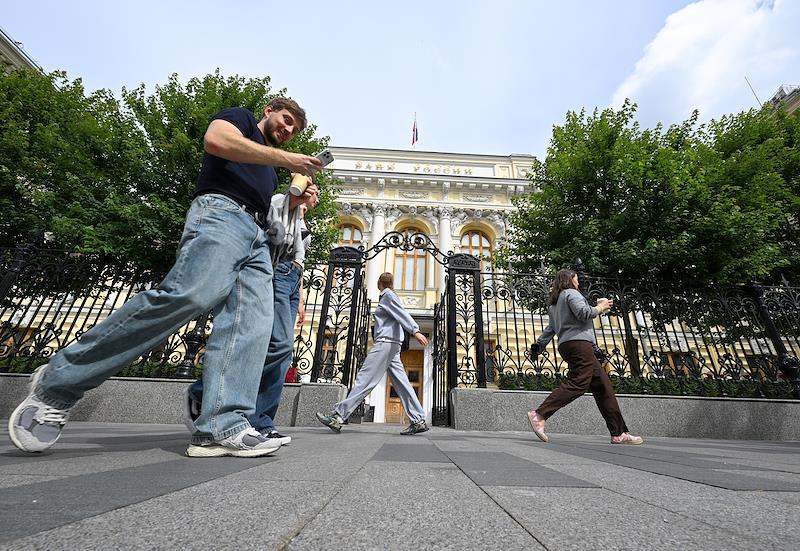 Russia's Central Bank Explains Spring Ruble Strengthening