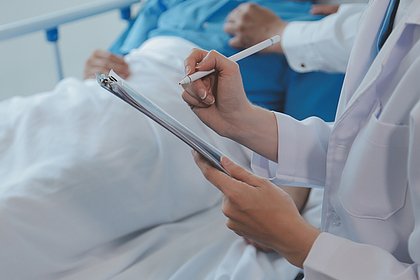 Медсестра отчитала 89-летнюю пациентку и стала жертвой насмешек с ее стороны