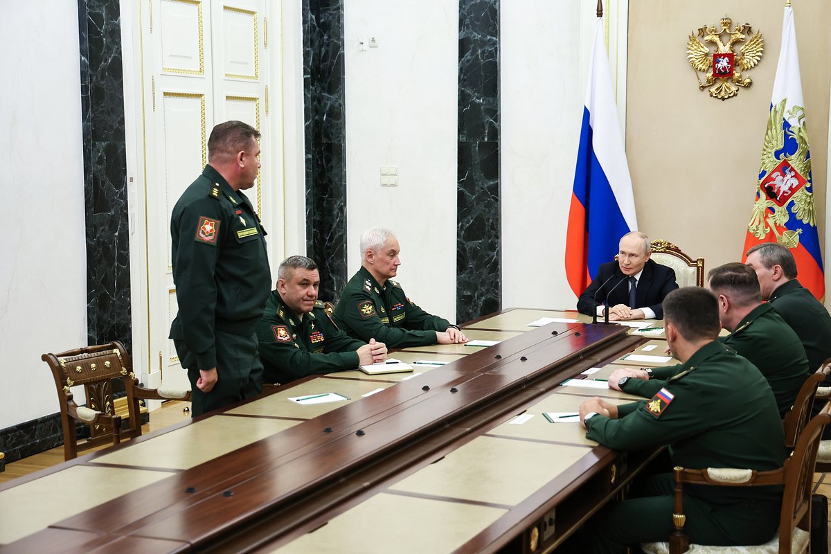 Президент РФ Владимир Путин проводит встречу с руководством Министерства обороны РФ. Слева направо: начальник штаба группировки войск «Центр» Денис Лямин, назначенный командующим войсками беспилотных систем Вооруженных сил РФ, командующий войсками группировки «Центр» Валерий Солодчук, назначенный главой Службы тыла, и министр обороны РФ Андрей Белоусов