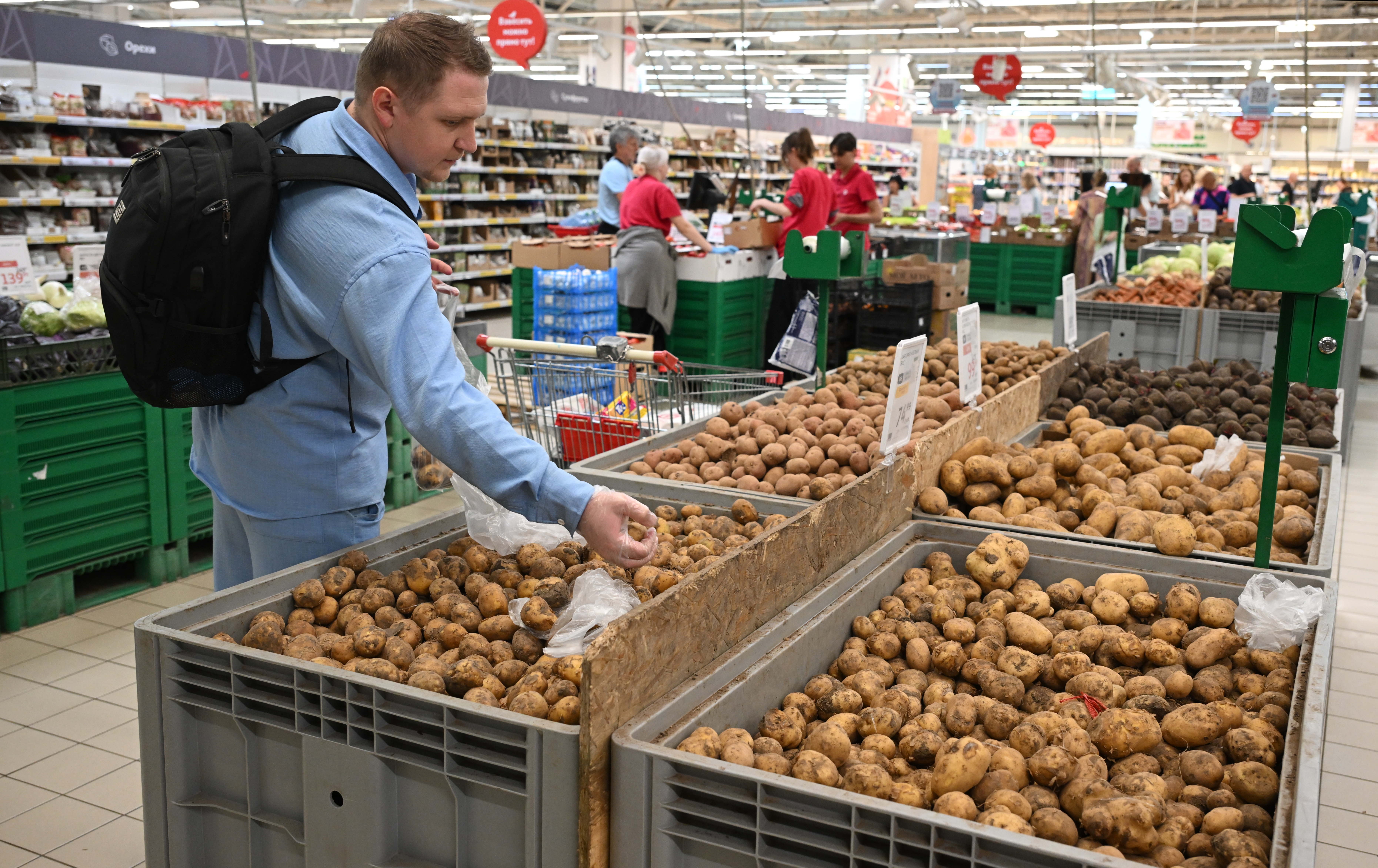 Russian prices dropped 0.02% as annual inflation hit 6.11%