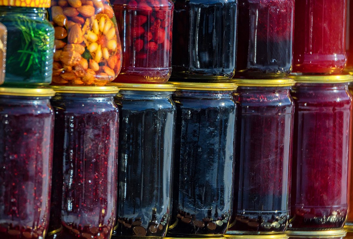 In hermetically sealed, sterilized jars, plum jam will keep for two years. Photo: Yakov Oskanov / Shutterstock / Fotodom