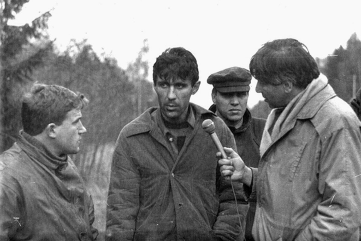 Маньяк Сергей Головкин (Фишер, в центре) на следственном эксперименте