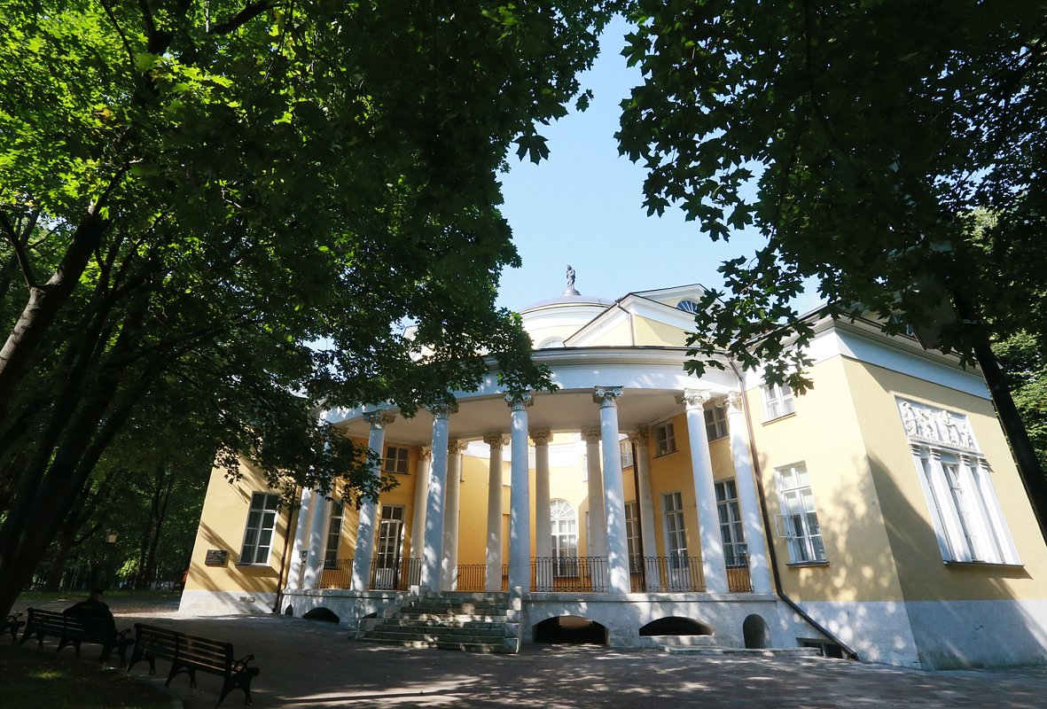 Господский дом в Люблино — выдающийся образец палладианского стиля, русского классицизма. Он напоминает знаменитую итальянскую виллу Ла-Ротонда