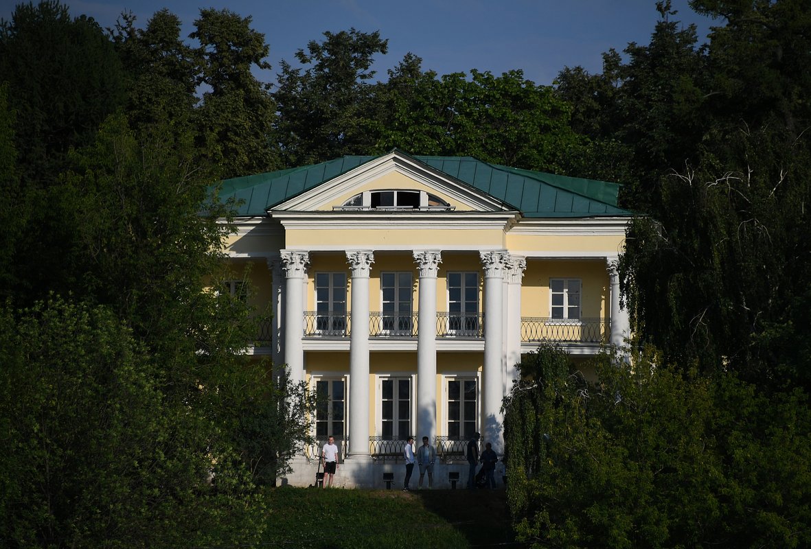 Нескучный сад — старейший и, пожалуй, самый романтичный пейзажный парк столицы, органично вписанный в современную жизнь как часть Центрального парка культуры и отдыха имени Горького