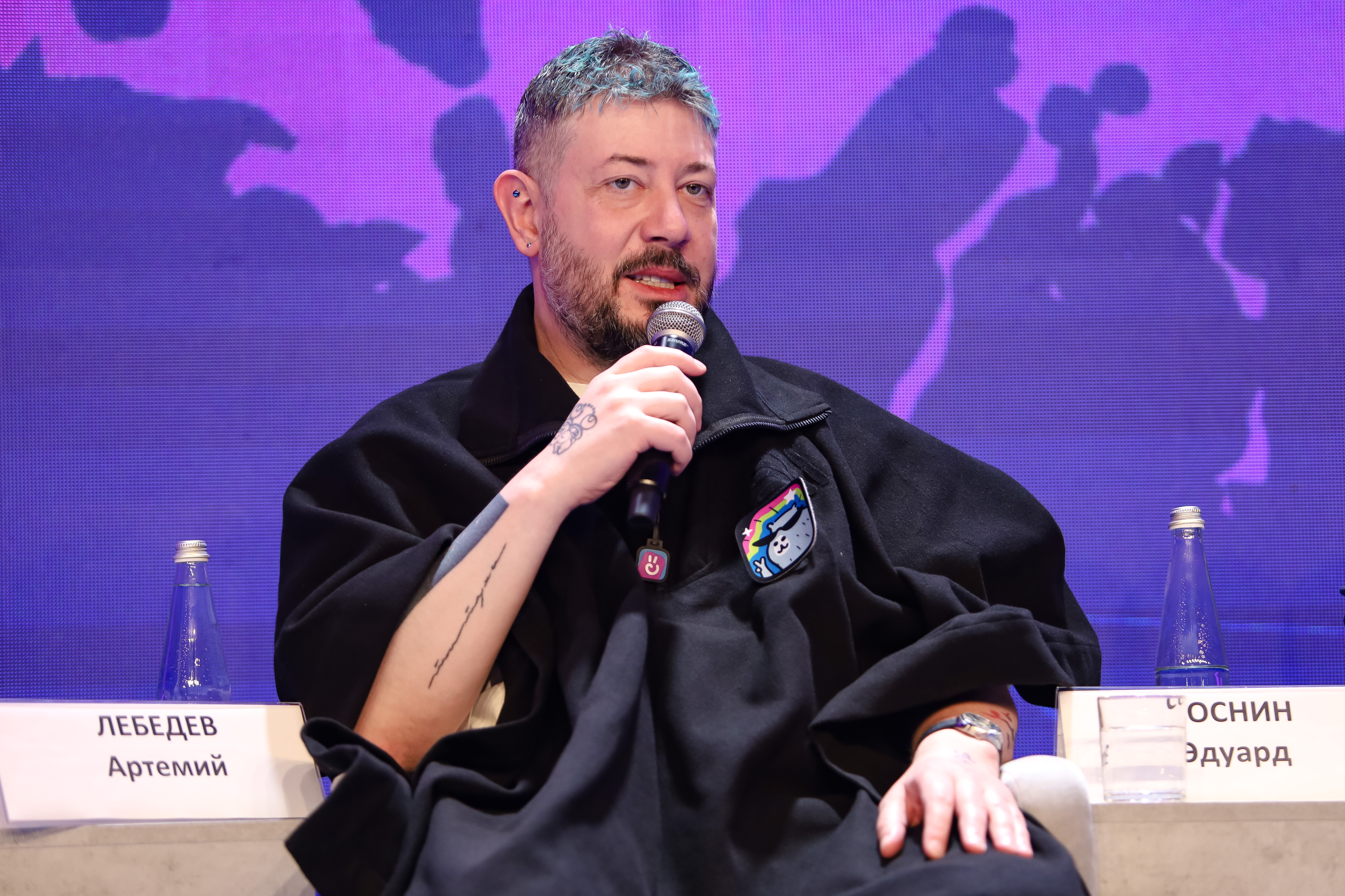 Artemy Lebedev Advises Fan on Smelly Train Socks