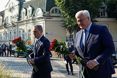 Министр иностранных дел Азербайджана Джейхун Байрамов слева