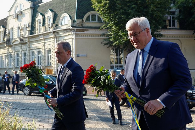 Министр иностранных дел Азербайджана Джейхун Байрамов слева