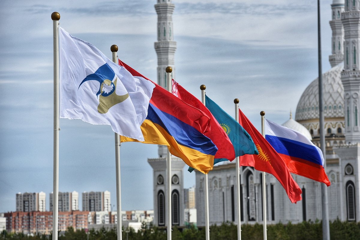 Флаги России, Киргизии, Казахстана, Белоруссии, Армении, а также с символикой Евразийского экономического союза (ЕАЭС), Астана, 29 мая 2019 года