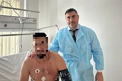 Министр здравоохранения Республики Алтай Дмитрий Хубезов с выжившим бойцом