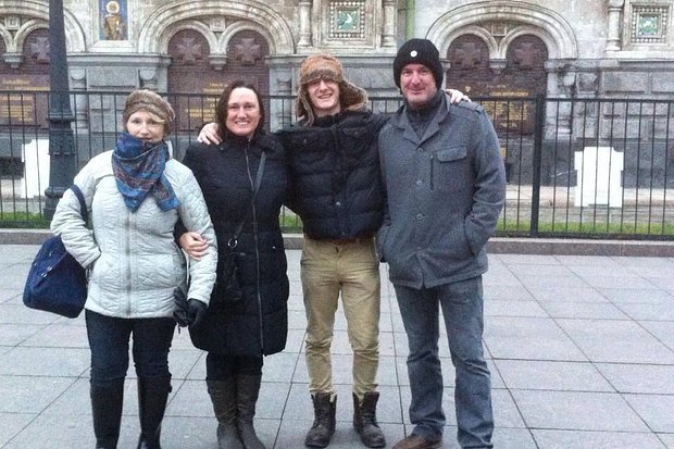 Данни с мамой, папой и бабушкой в России