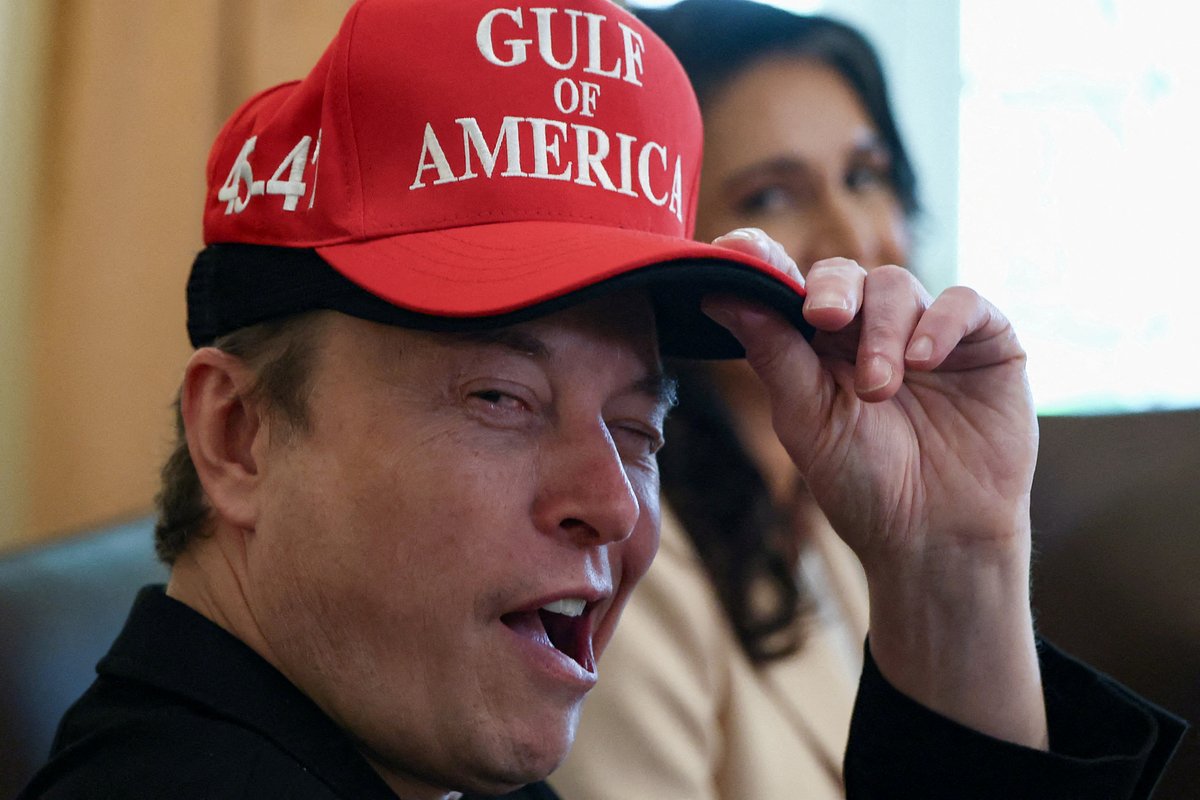 Генеральный директор Tesla Илон Маск в кепке с надписью «Американский залив» на заседании кабинета министров под председательством президента США Дональда Трампа в Белом доме в Вашингтоне, округ Колумбия, США, 30 апреля 2025 года