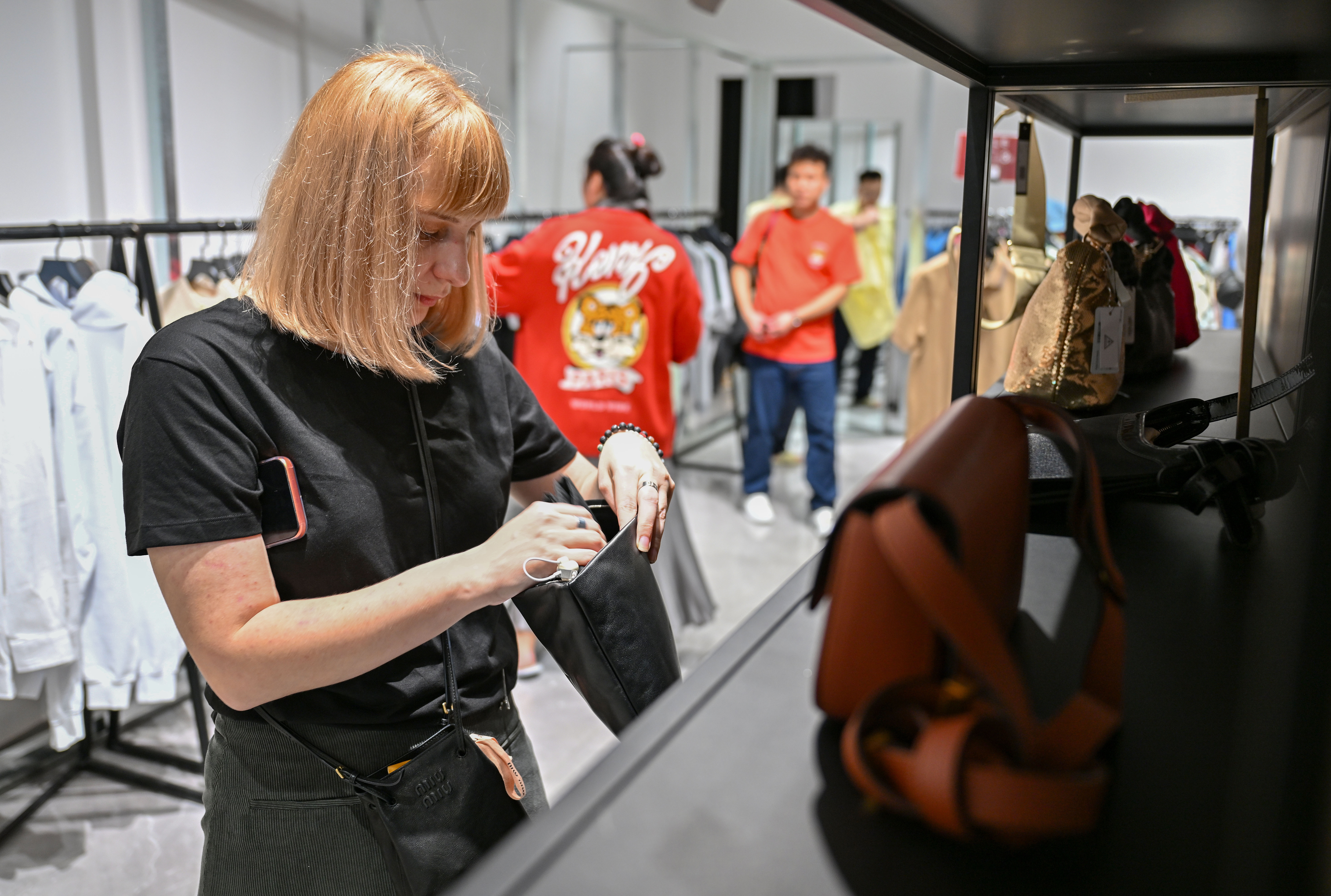Russian Tourists Flock to Hainan, China for Shopping