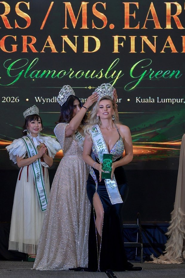 Presentation of the crown to Lyudmila Sekriy in the Mrs. Earth contest final. Personal archive of Lyudmila Sekriy