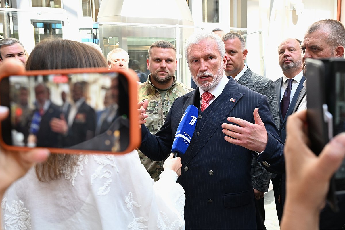 Председатель партии «Родина» Алексей Журавлев (в центре)