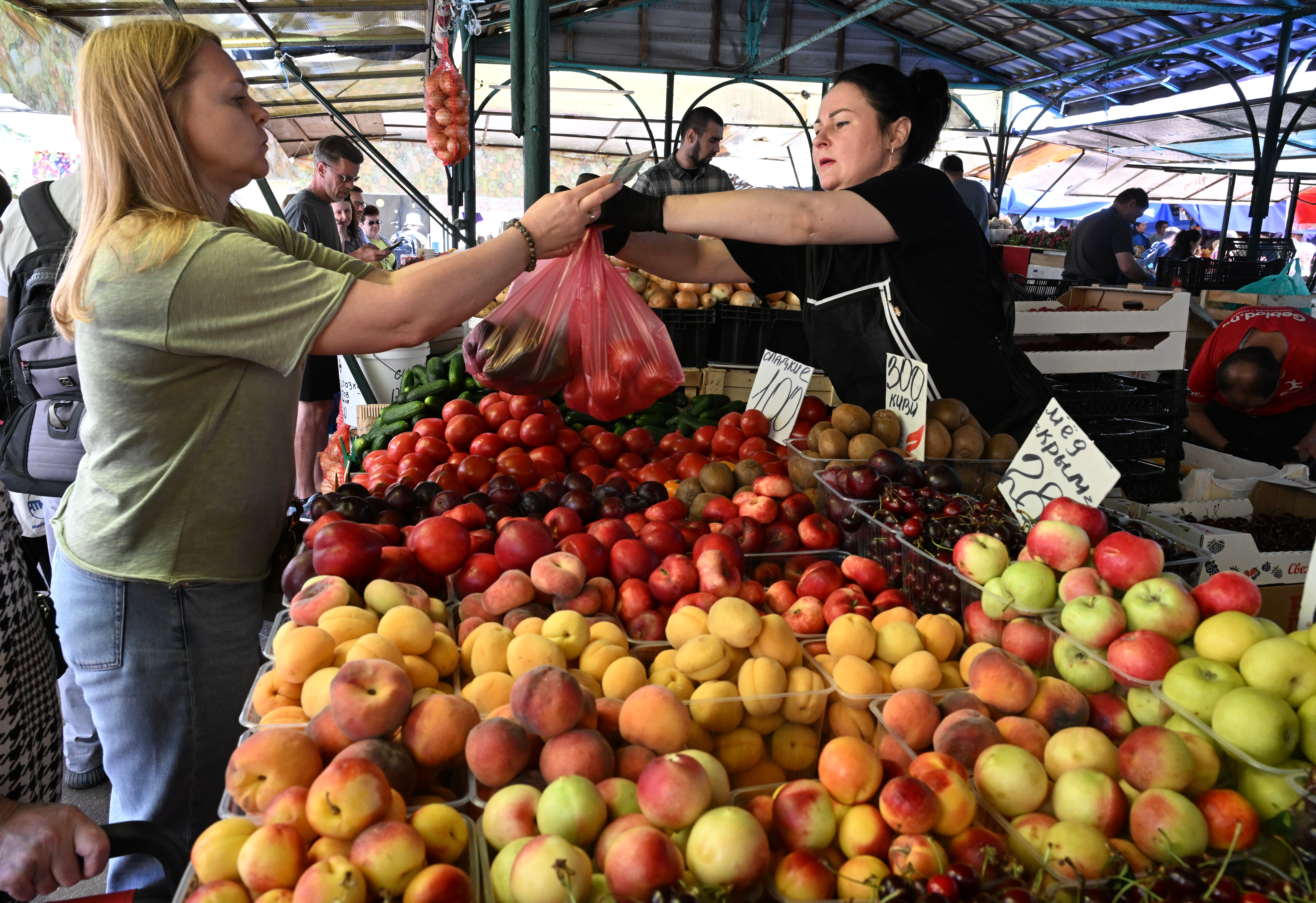 Россияне&nbsp; съели рекордные объемы некоторых продуктов питания