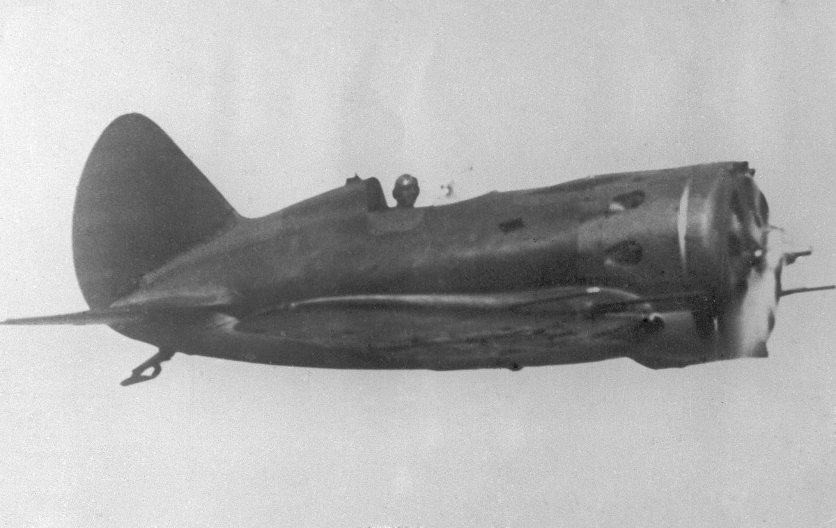 Истребитель И-16 в полете