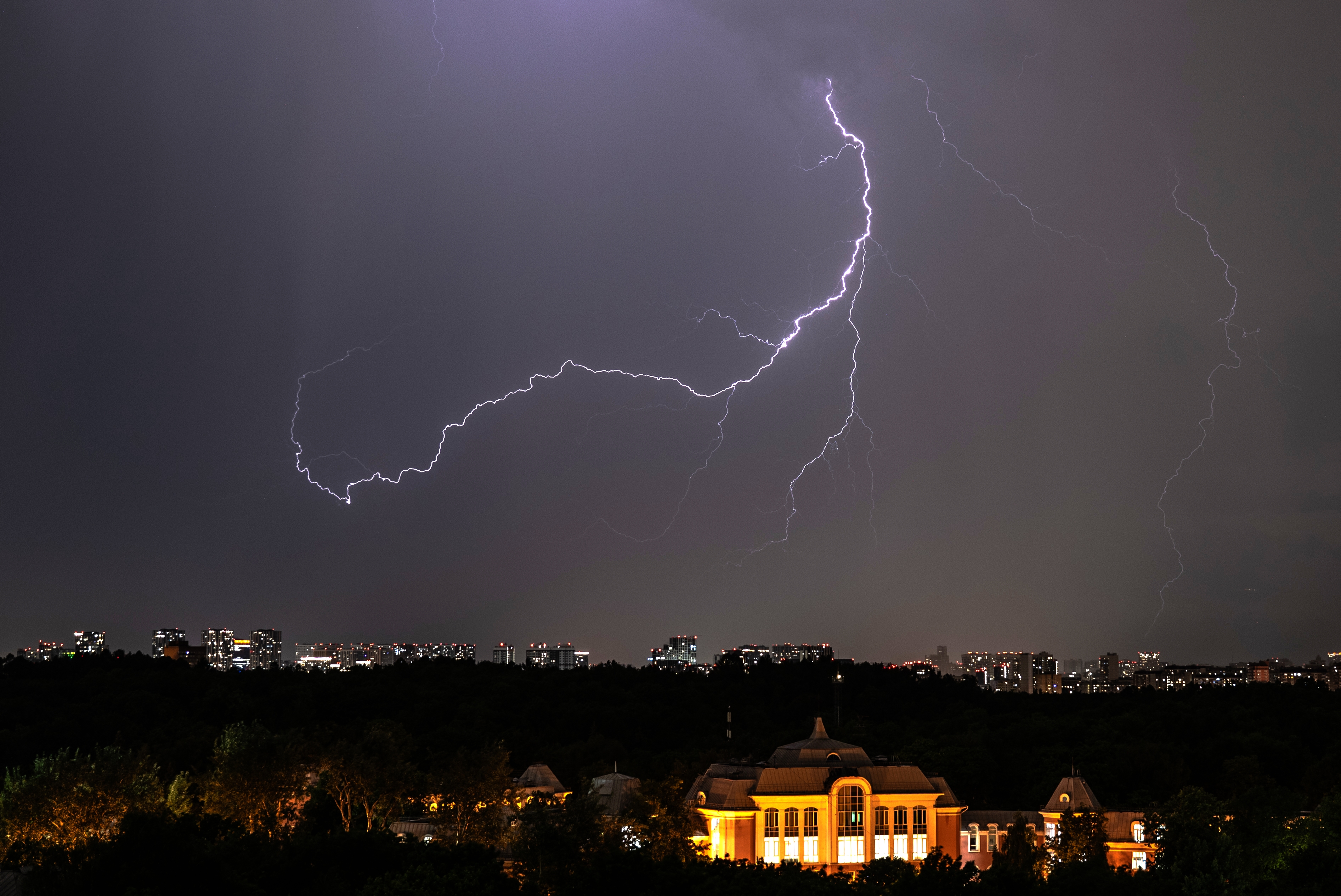 Moscow faces severe thunderstorm and strong wind warning