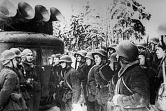 Советско-финская война 1939-1940 гг. Бойцы Красной Армии слушают радио на привале