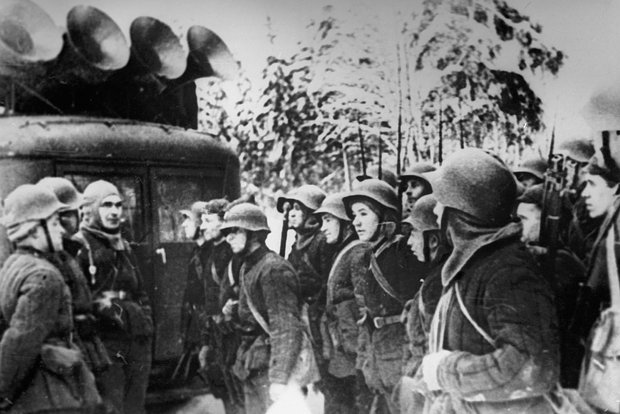 Советско-финская война 1939-1940 гг. Бойцы Красной Армии слушают радио на привале