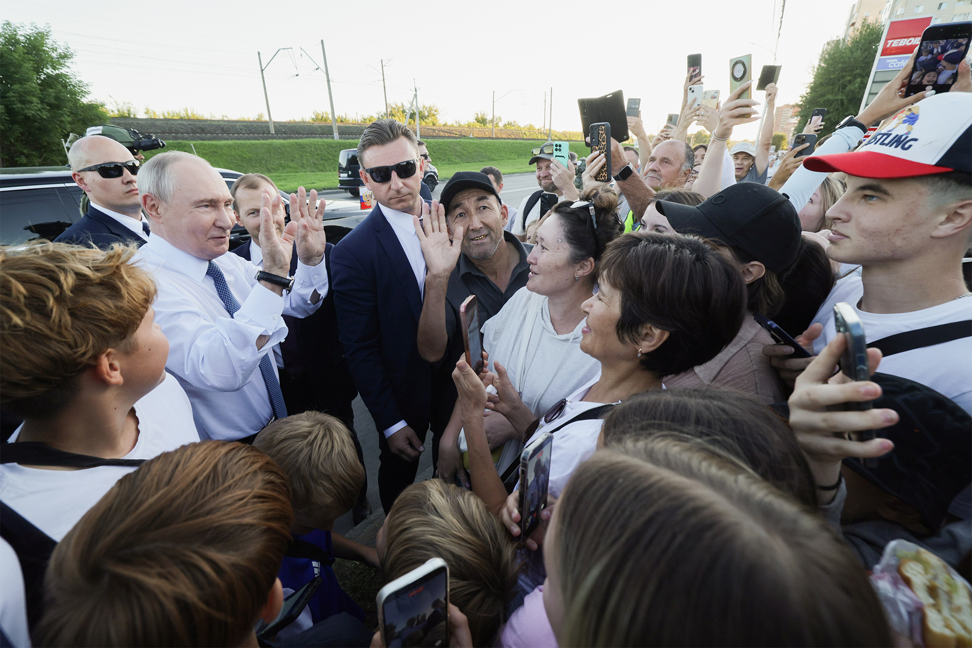 Vladimir Putin Stops Motorcade to Meet Novosibirsk Citizens