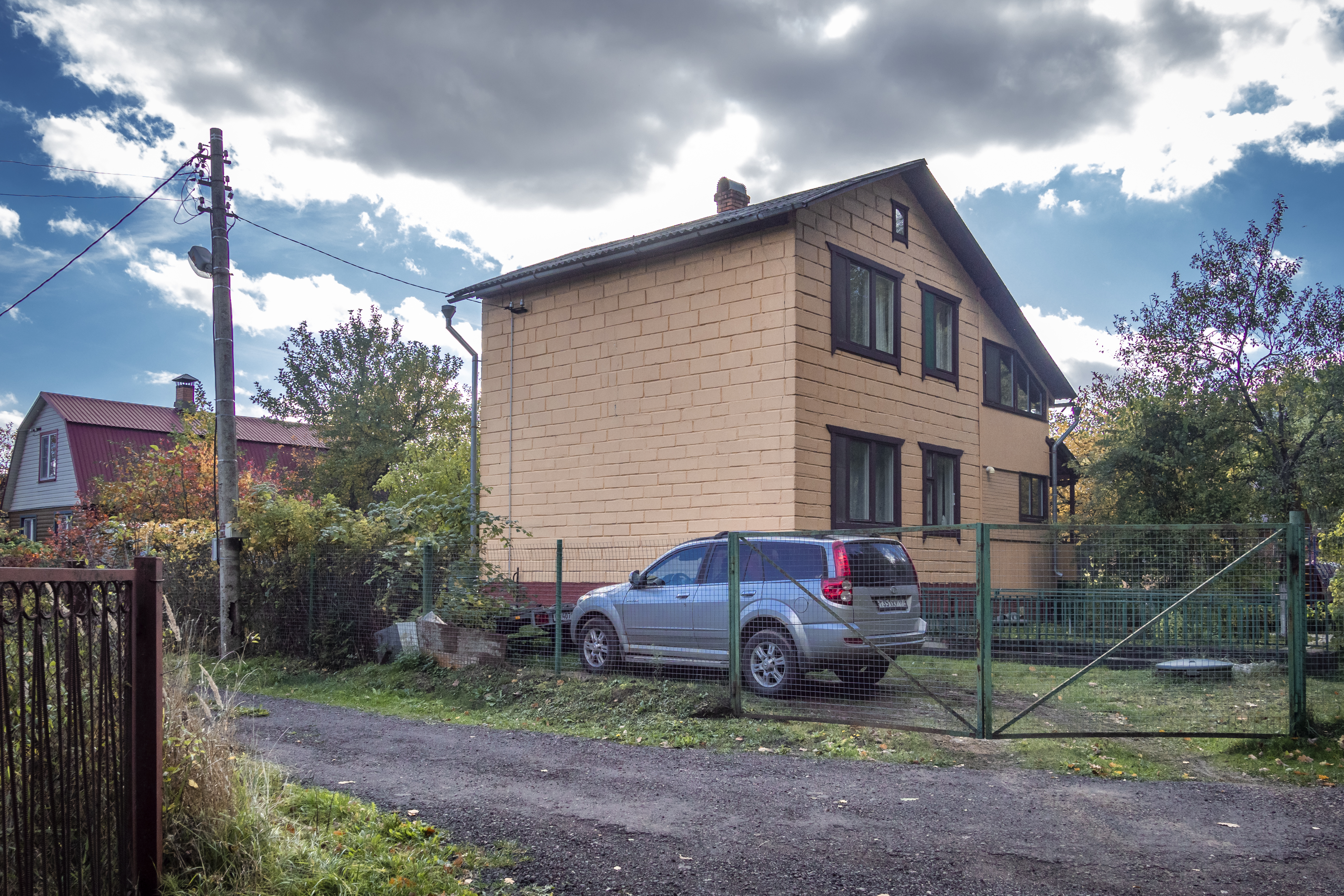 Russians Want City Comforts Before Moving to Country Houses