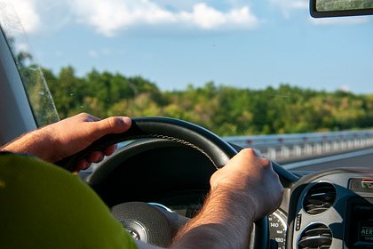 На западе Москвы автомобиль врезался в дерево