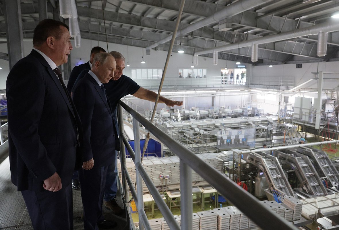 Владимир Путин в ходе посещения рыбоперерабатывающего комплекса «Ясный» на острове Итуруп